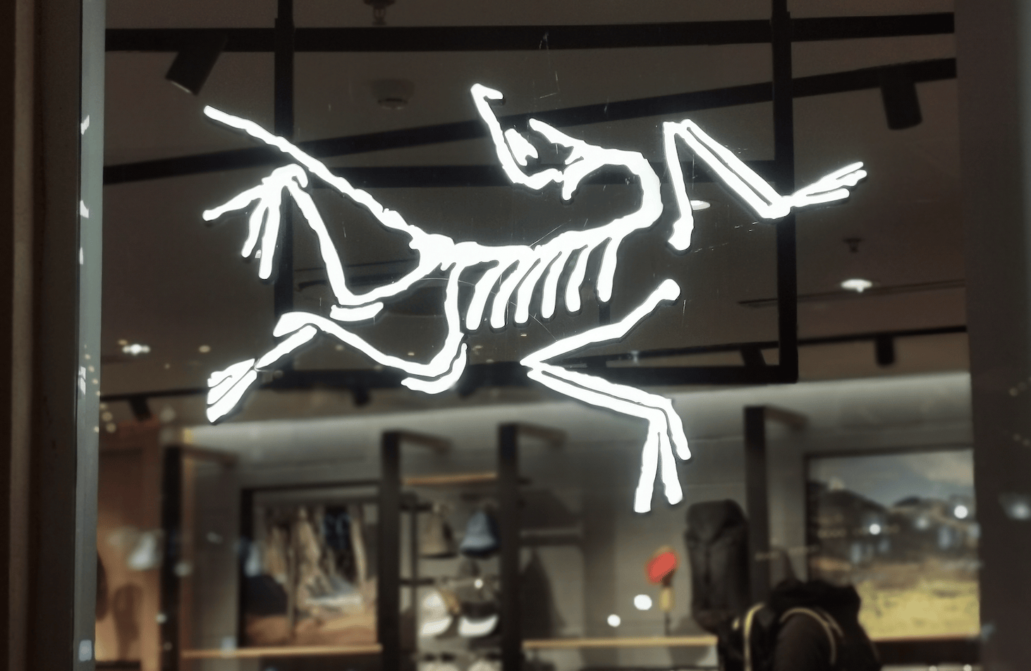 “烟花秀”之后<strong></p>
<p>网易股票</strong>，始祖鸟大中华区总经理佘移峰离职