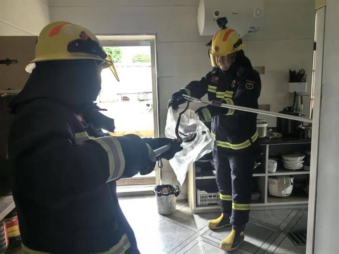 女子半夜上厕所<strong></p>
<p>贝因美股票</strong>，马桶里突然窜出一条蛇！