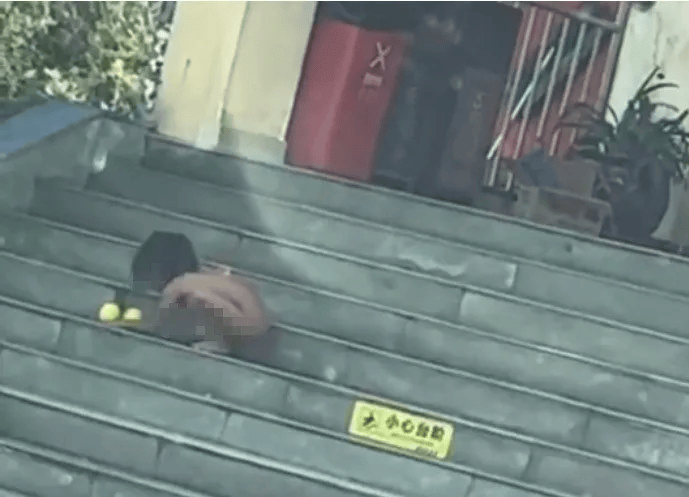 “野人小孩”最新进展：小孩已被养成不穿衣服习惯<strong></p>
<p>贝因美股票</strong>，父母都没工作，孩子没上户口，公安民政妇联已介入