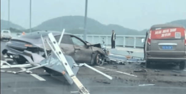 车轮飞滚十余米!武汉小米SU7断轴撞护栏<strong></p>
<p>贝因美股票</strong>,一月内两起脱落事故,官方回应仍含糊