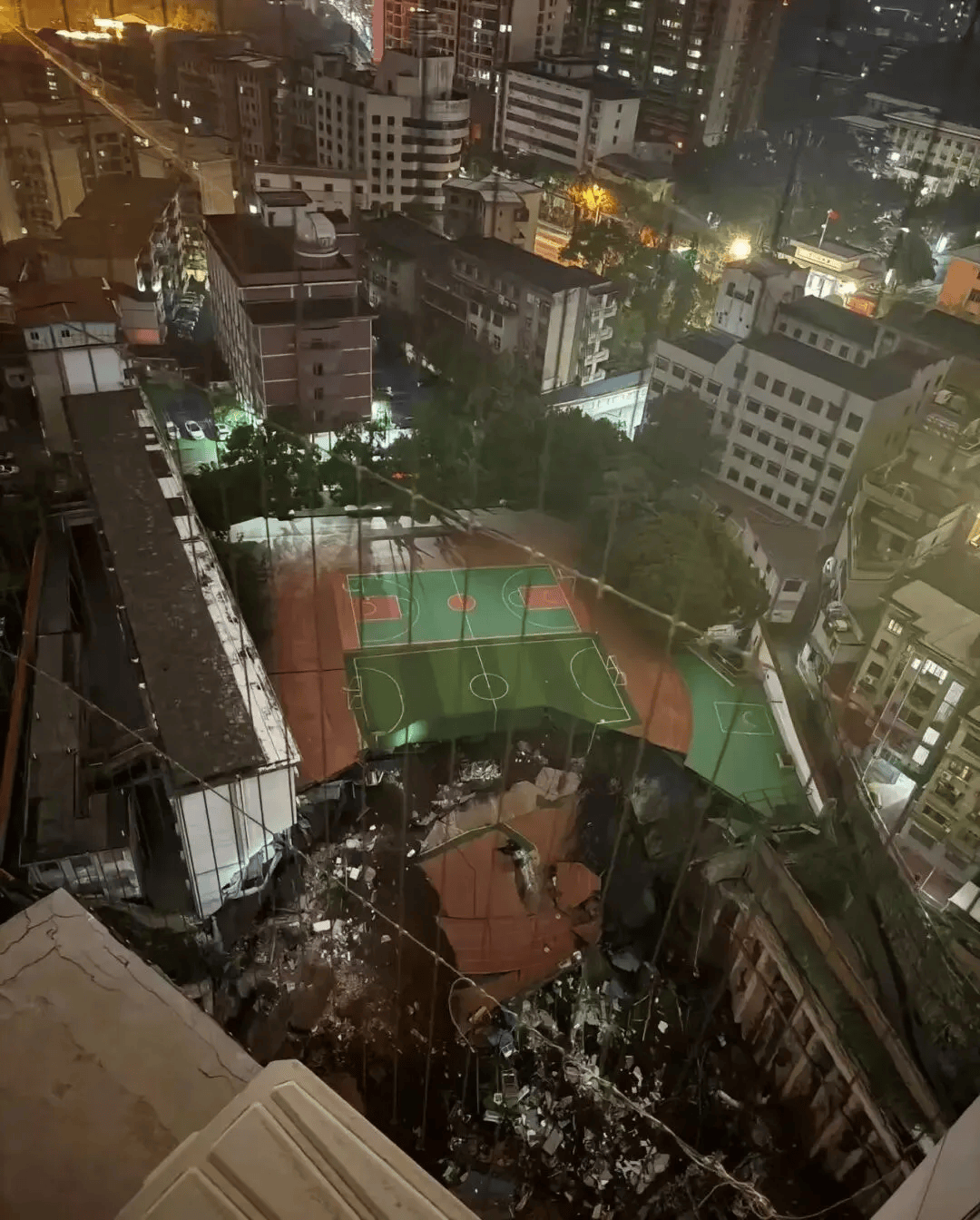 近4000人小学突发坍塌形成巨大坑洞<strong></p>
<p>贝因美股票</strong>，操场塌下去一半，“还好发生在夜里”