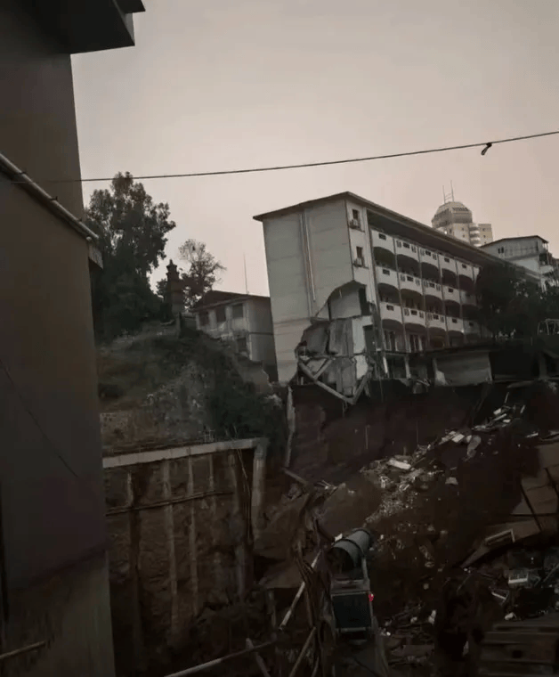 近4000人小学突发坍塌形成巨大坑洞<strong></p>
<p>贝因美股票</strong>，操场塌下去一半，“还好发生在夜里”