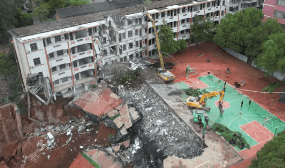 近4000人小学突发坍塌形成巨大坑洞<strong></p>
<p>贝因美股票</strong>，操场塌下去一半，“还好发生在夜里”