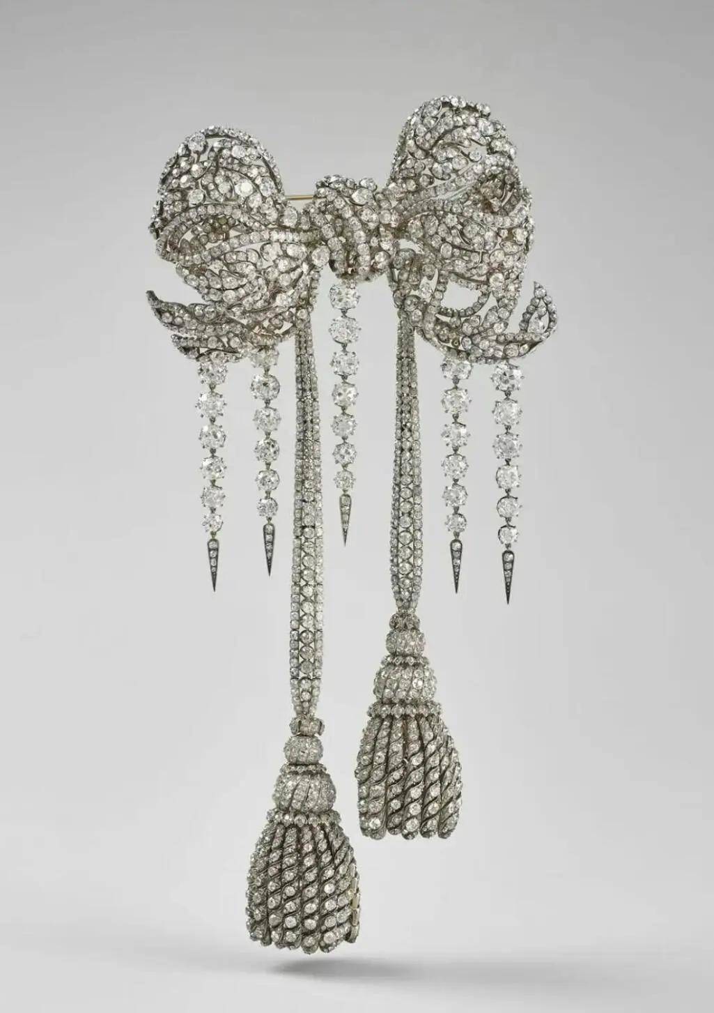 卢浮宫被盗的珠宝中<strong></p>
<p>贝因美股票</strong>，有拿破仑送给妻子的爱情信物