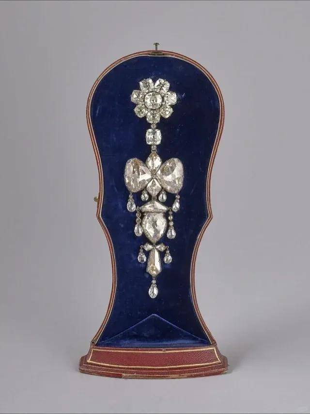 卢浮宫被盗的珠宝中<strong></p>
<p>贝因美股票</strong>，有拿破仑送给妻子的爱情信物