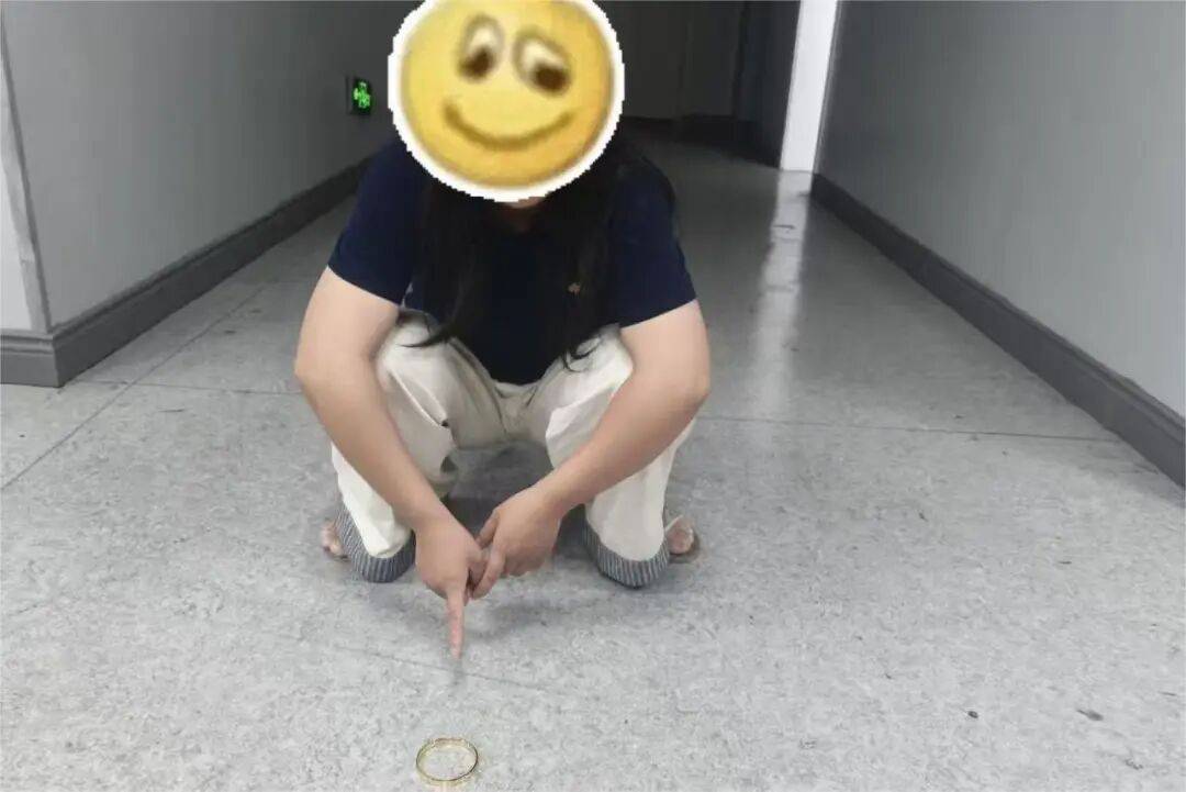 江西一新娘金手镯婚前被堂嫂掉包成铜手镯<strong></p>
<p>股票指数</strong>，堂嫂事后还淡定去吃席，目前已被采取刑事强制措施