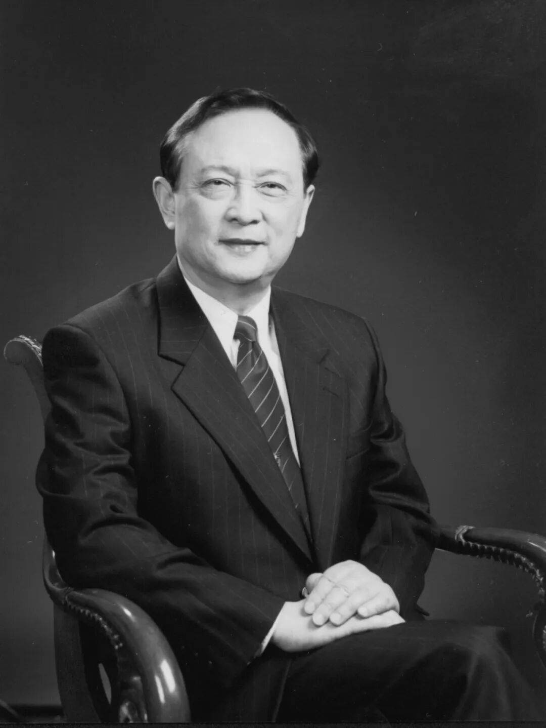 重大损失<strong></p>
<p>股票指数</strong>！周国治先生在美去世