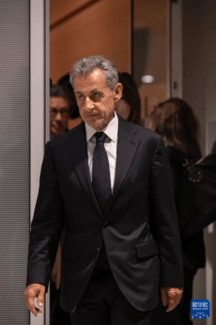 70岁法国前总统萨科齐的“坐牢style”：入狱前密会马克龙<strong></p>
<p>海澜之家股票</strong>，入狱后开始写书