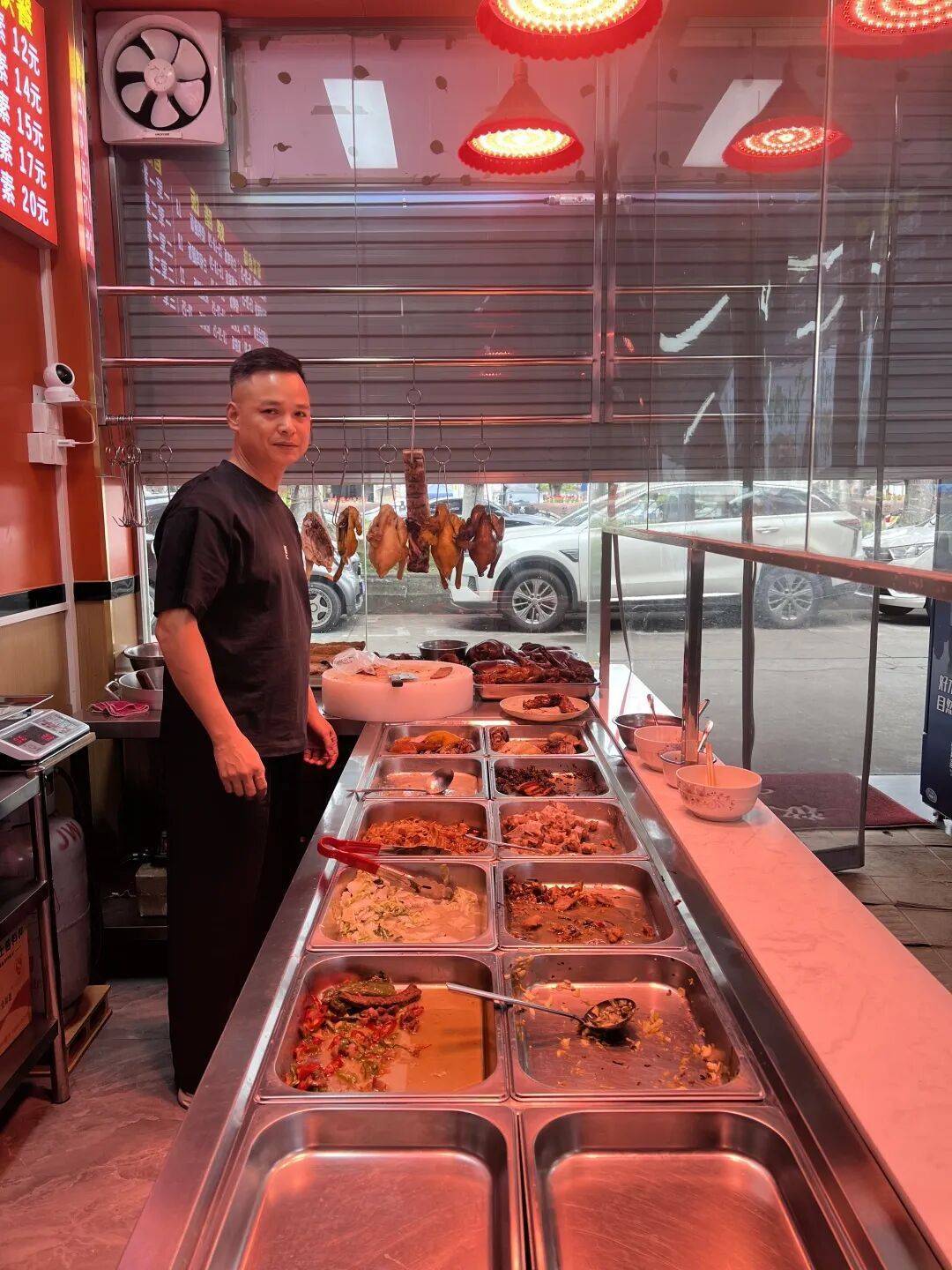 小伙到广州一猪脚饭店吃免费“2号餐”<strong></p>
<p>海澜之家股票</strong>，突然跪地道谢，老板娘：以后要吃饭就直接过来