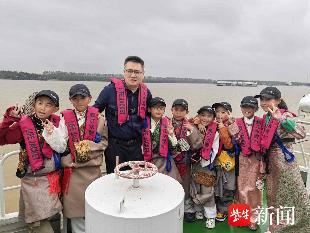 “叔叔是江苏的<strong></p>
<p>海澜之家股票</strong>,将来一定带你们去看看!”镇江警官不忘承诺,四次组织近百名藏区学子来苏研学