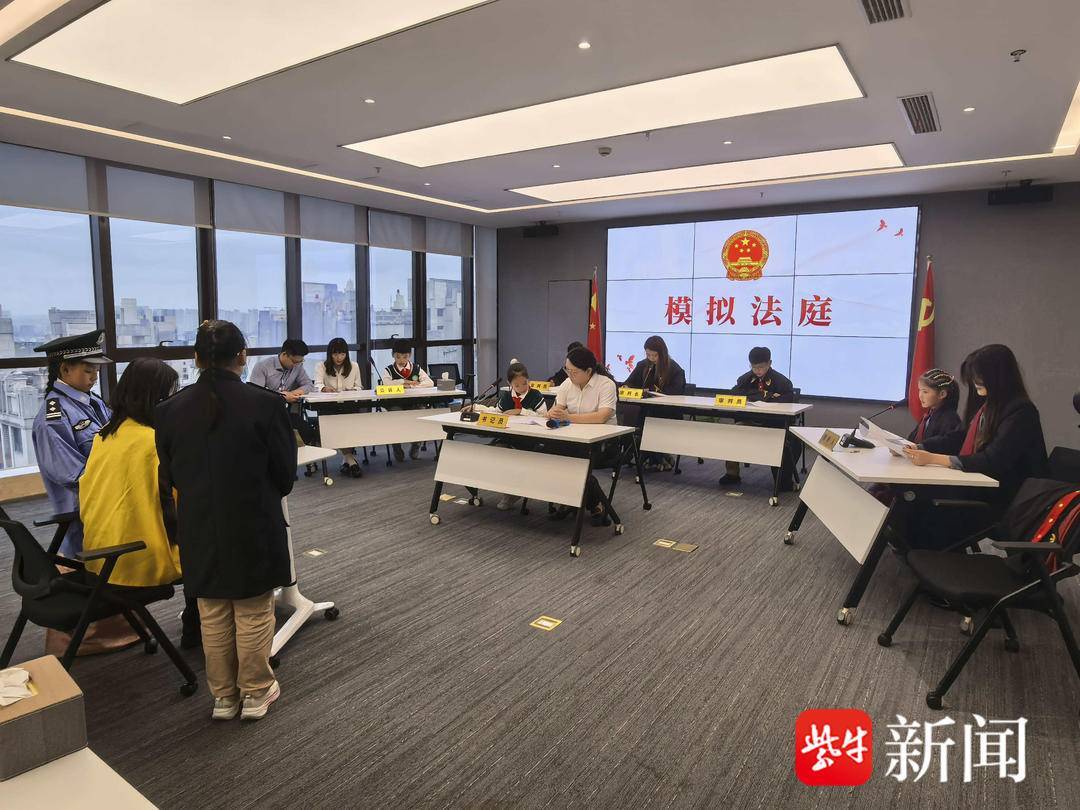 “叔叔是江苏的<strong></p>
<p>海澜之家股票</strong>,将来一定带你们去看看!”镇江警官不忘承诺,四次组织近百名藏区学子来苏研学