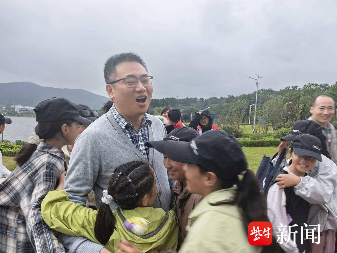 “叔叔是江苏的<strong></p>
<p>海澜之家股票</strong>,将来一定带你们去看看!”镇江警官不忘承诺,四次组织近百名藏区学子来苏研学
