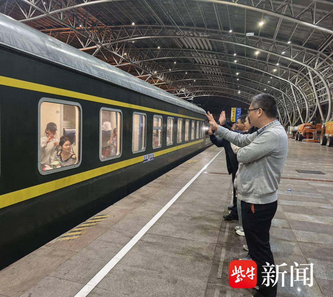 “叔叔是江苏的<strong></p>
<p>海澜之家股票</strong>,将来一定带你们去看看!”镇江警官不忘承诺,四次组织近百名藏区学子来苏研学