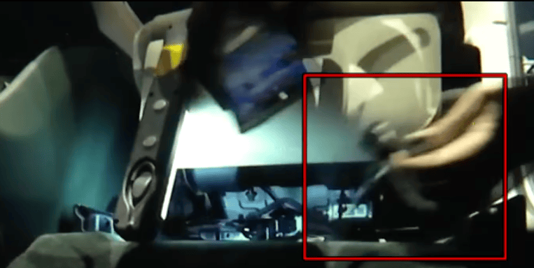 小米新车主驾下方掏出“神秘”多余零件！工作人员一片沉默<strong></p>
<p>海澜之家股票</strong>，细思极恐