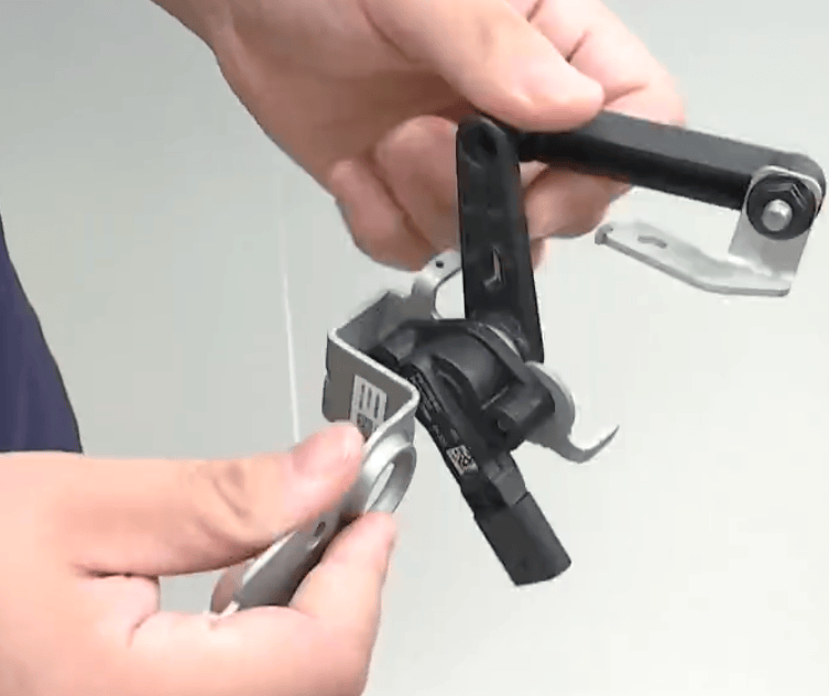 小米新车主驾下方掏出“神秘”多余零件！工作人员一片沉默<strong></p>
<p>海澜之家股票</strong>，细思极恐