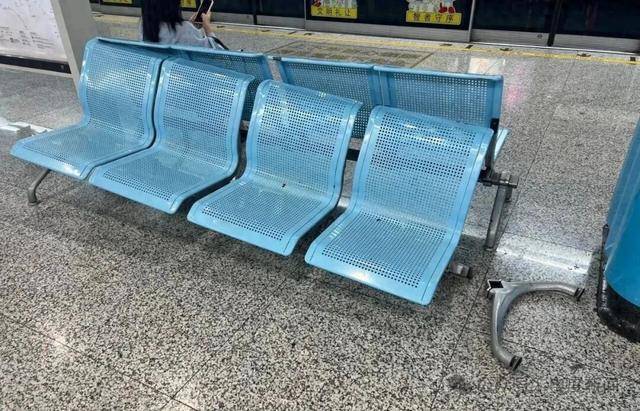 “被吓到了<strong></p>
<p>海澜之家股票</strong>，有点痛还特别尴尬”，事发上海一地铁站，乘客坐上去瞬间懵了