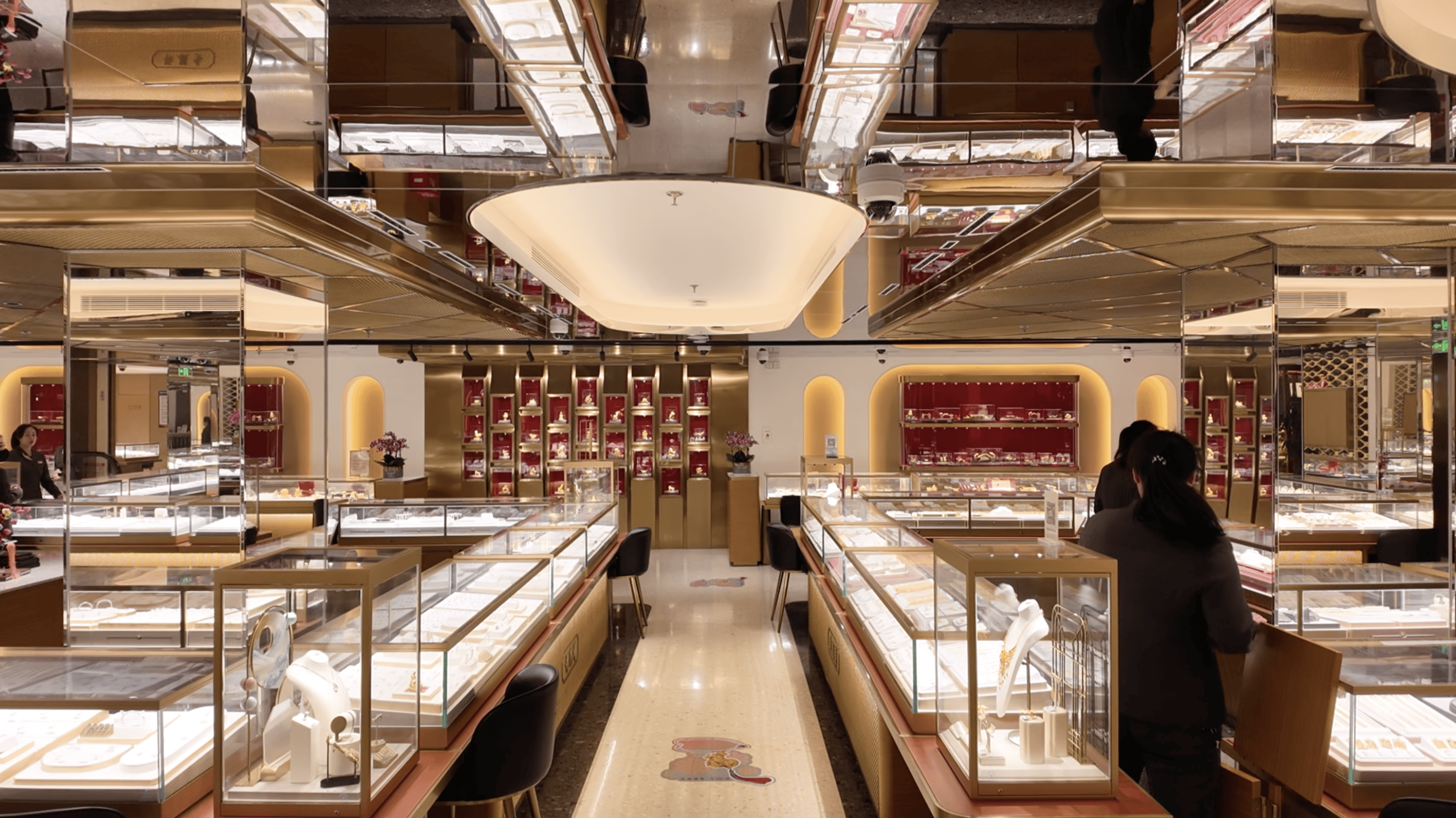 实探｜金价惊魂一夜后：“囤金大爷大妈”挤爆金店<strong></p>
<p>海澜之家股票</strong>，拿下百克金条