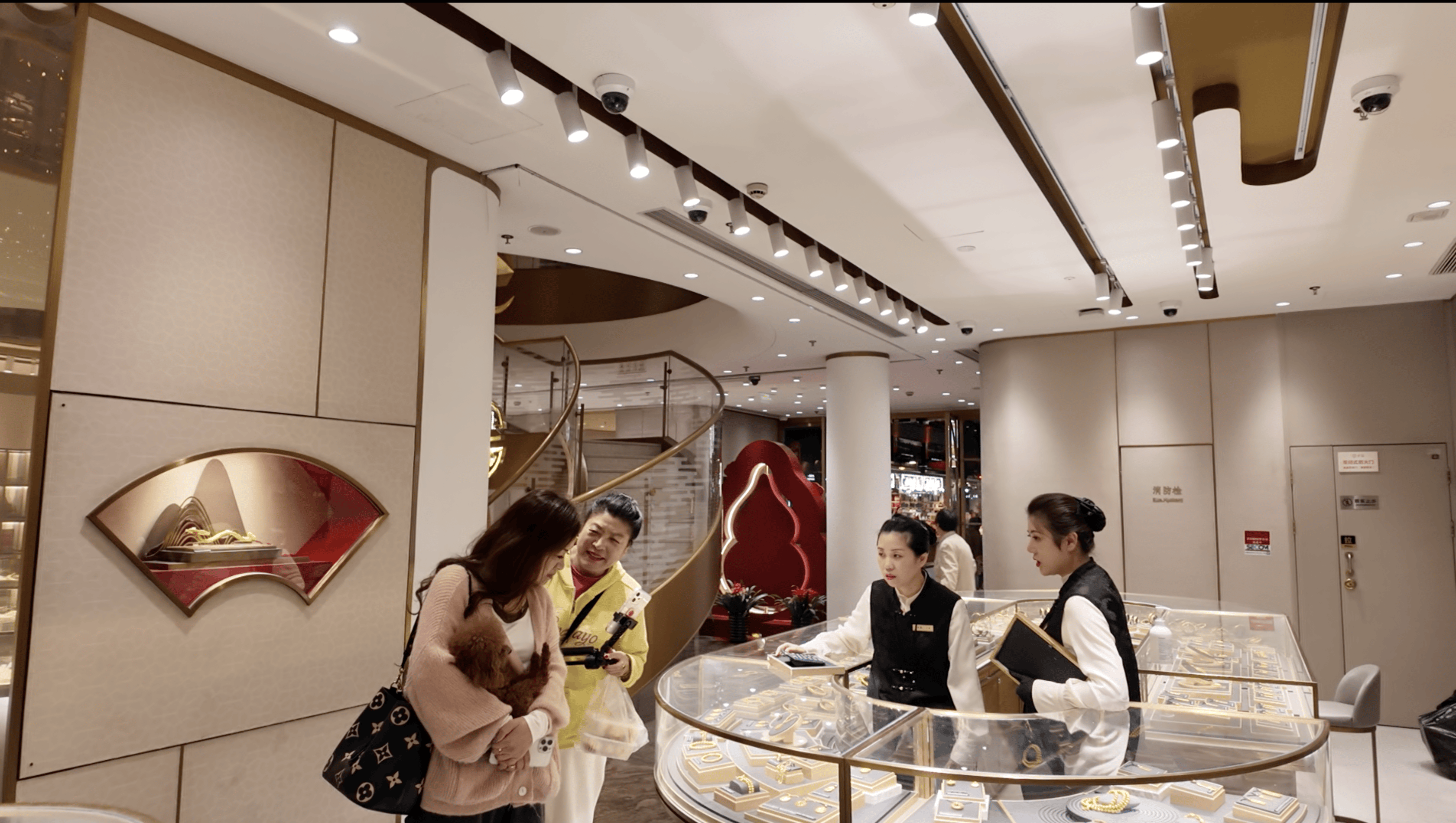 实探｜金价惊魂一夜后：“囤金大爷大妈”挤爆金店<strong></p>
<p>海澜之家股票</strong>，拿下百克金条