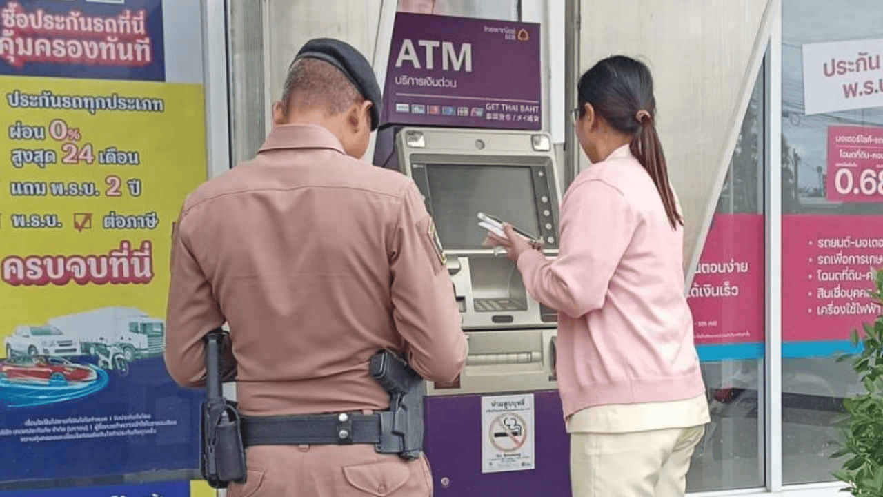 泰国女子在ATM机取钱<strong></p>
<p>君正集团股票</strong>，取款口突然窜出一条蛇