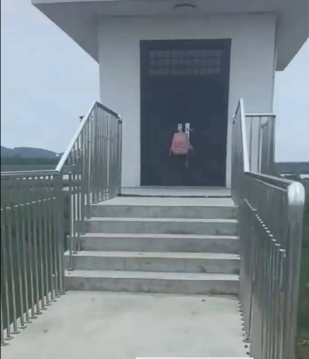 郑州14岁女孩上学途中失联半月<strong></p>
<p>君正集团股票</strong>，在河边发现书包，家属：河中搜寻未果，警方已介入