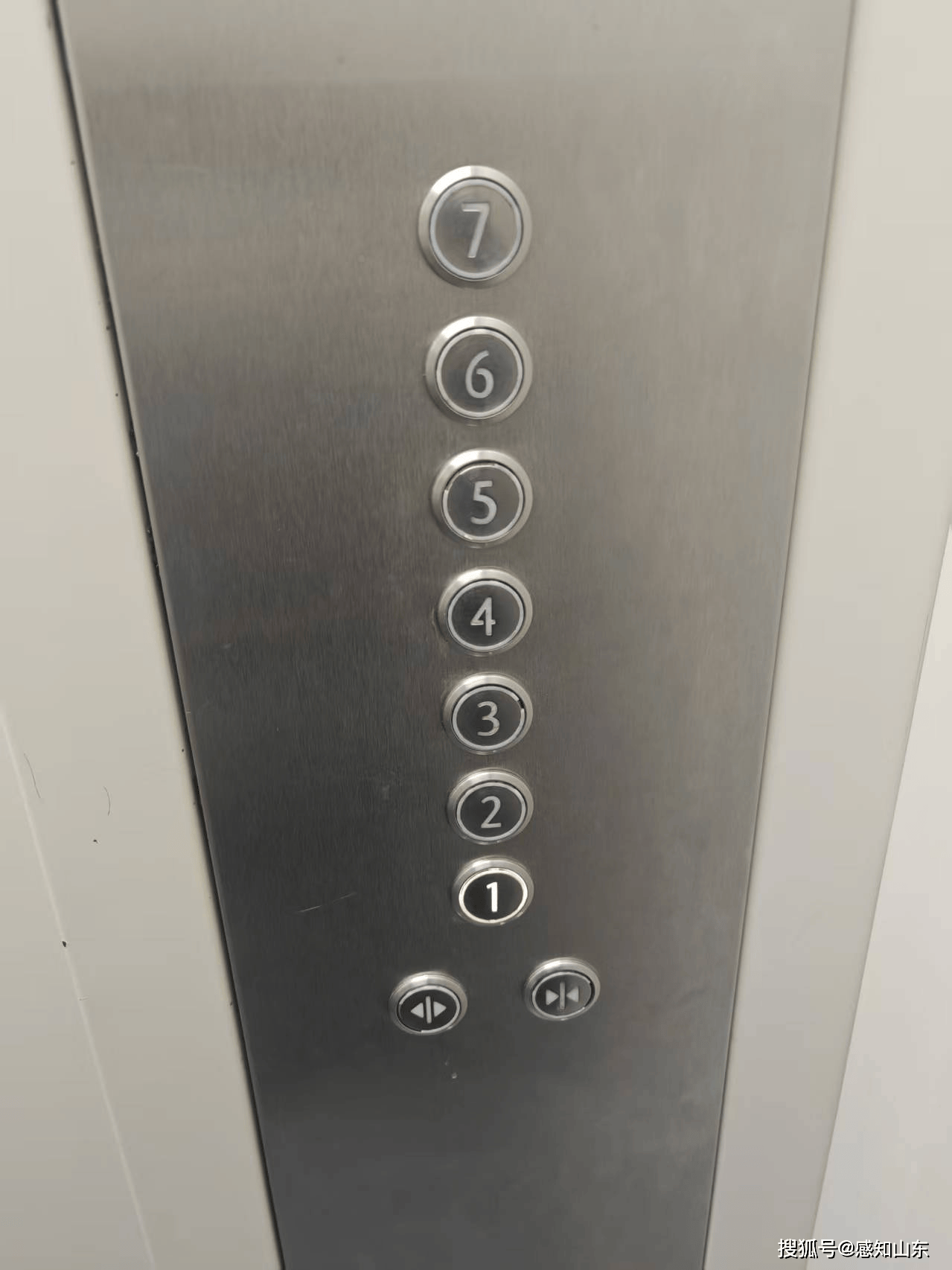 山东东营市一镇政府大楼过于“气派”被质疑超标准<strong></p>
<p>君正集团股票</strong>，镇政府回应：非自建，只租7层