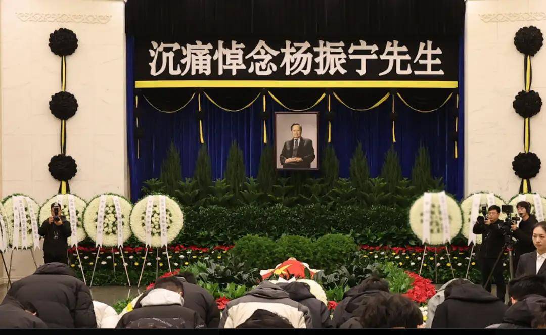 杨振宁追悼会很隆重<strong></p>
<p>君正集团股票</strong>,大儿子未现身,翁帆站家属首位,样子很憔悴