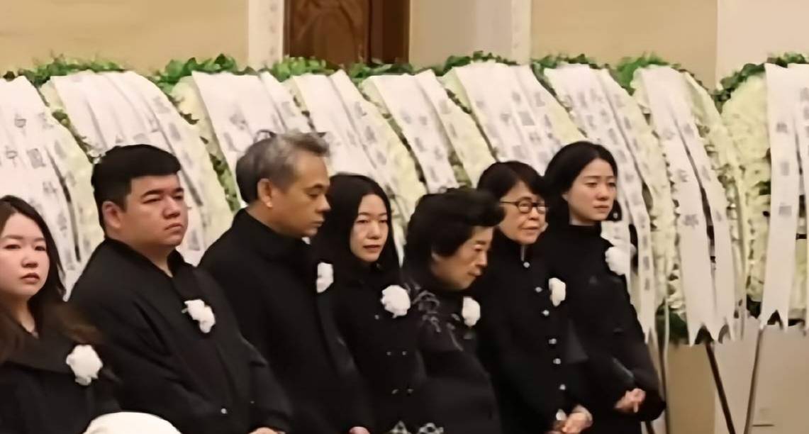 杨振宁追悼会很隆重<strong></p>
<p>君正集团股票</strong>,大儿子未现身,翁帆站家属首位,样子很憔悴