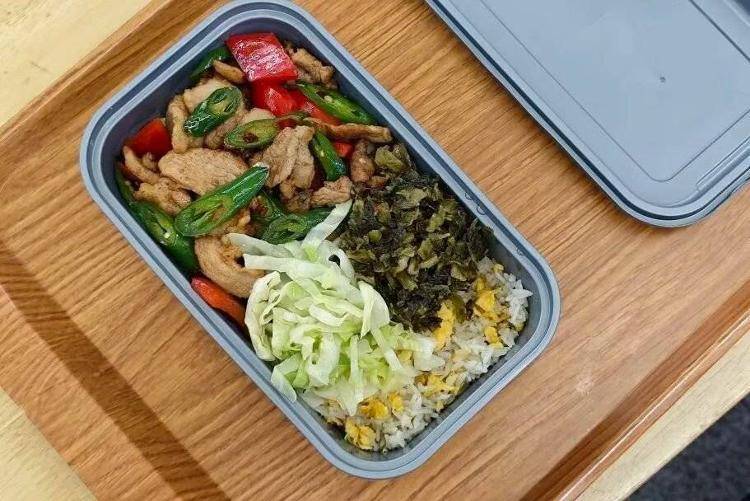 国铁成都局推出17元高铁盒饭：门店现炒<strong></p>
<p>君正集团股票</strong>，送餐到座