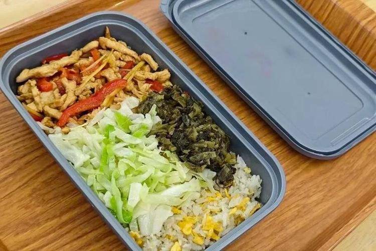 国铁成都局推出17元高铁盒饭：门店现炒<strong></p>
<p>君正集团股票</strong>，送餐到座