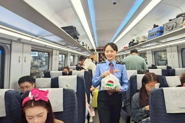 国铁成都局推出17元高铁盒饭：门店现炒<strong></p>
<p>君正集团股票</strong>，送餐到座