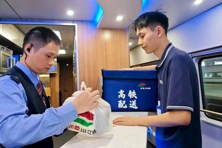 国铁成都局推出17元高铁盒饭：门店现炒<strong></p>
<p>君正集团股票</strong>，送餐到座