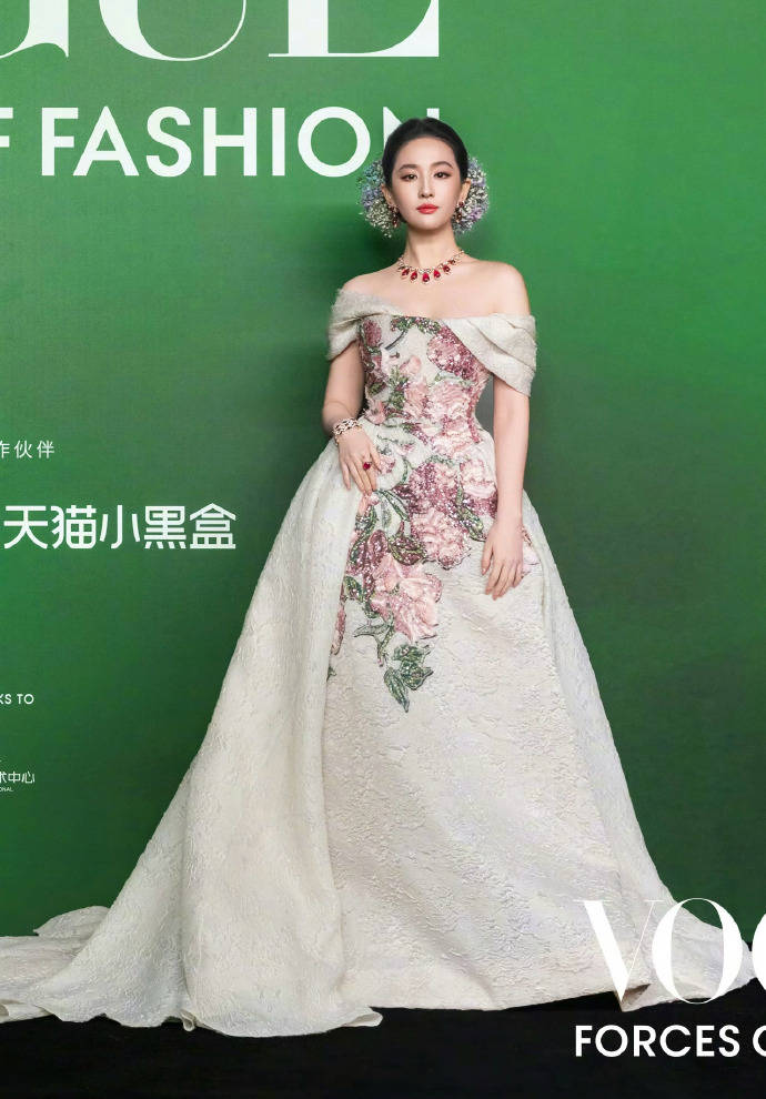 刘亦菲头顶满天星、周冬雨大胆透视装、杨幂顶级高定...VOGUE红毯谁赢了<strong></p>
<p>君正集团股票</strong>？