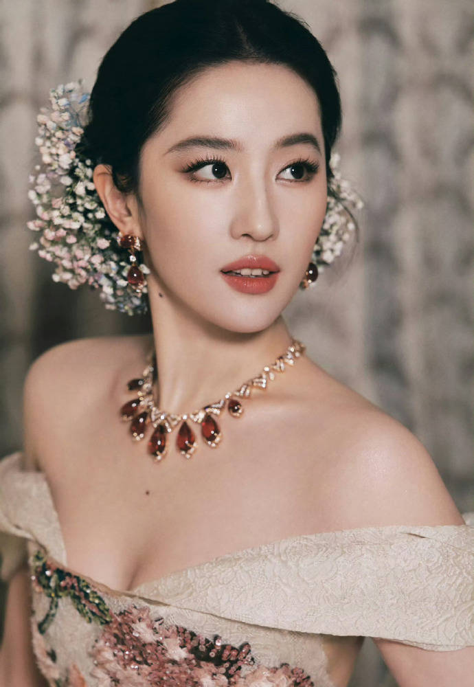 刘亦菲头顶满天星、周冬雨大胆透视装、杨幂顶级高定...VOGUE红毯谁赢了<strong></p>
<p>君正集团股票</strong>？