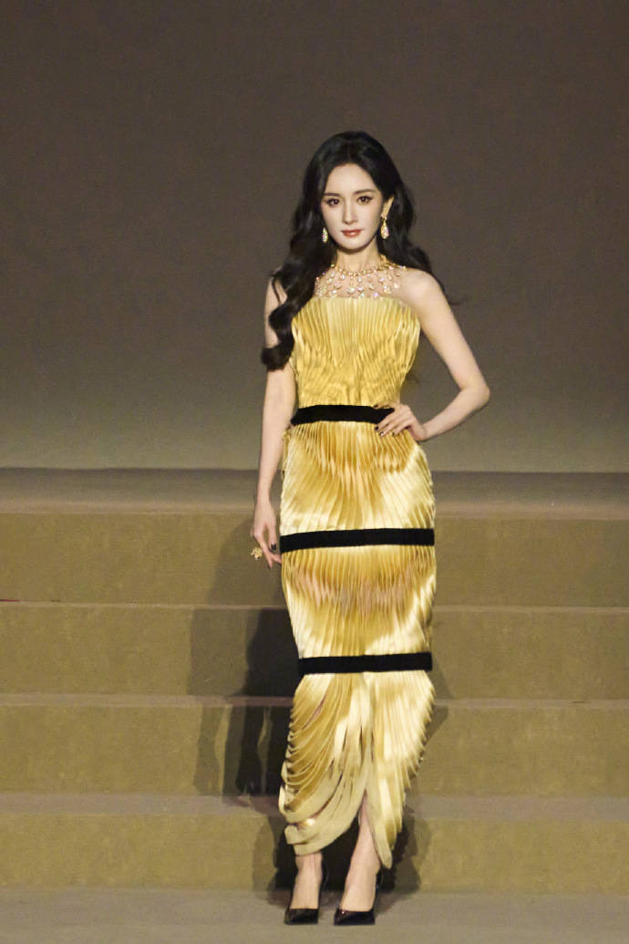 刘亦菲头顶满天星、周冬雨大胆透视装、杨幂顶级高定...VOGUE红毯谁赢了<strong></p>
<p>君正集团股票</strong>？