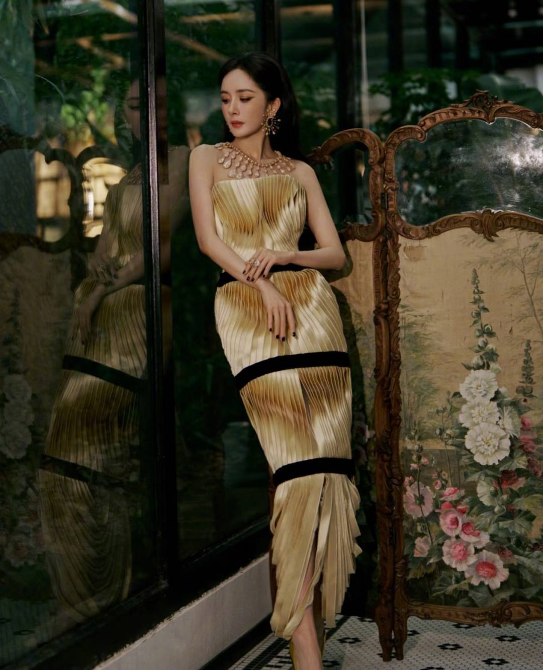 刘亦菲头顶满天星、周冬雨大胆透视装、杨幂顶级高定...VOGUE红毯谁赢了<strong></p>
<p>君正集团股票</strong>？