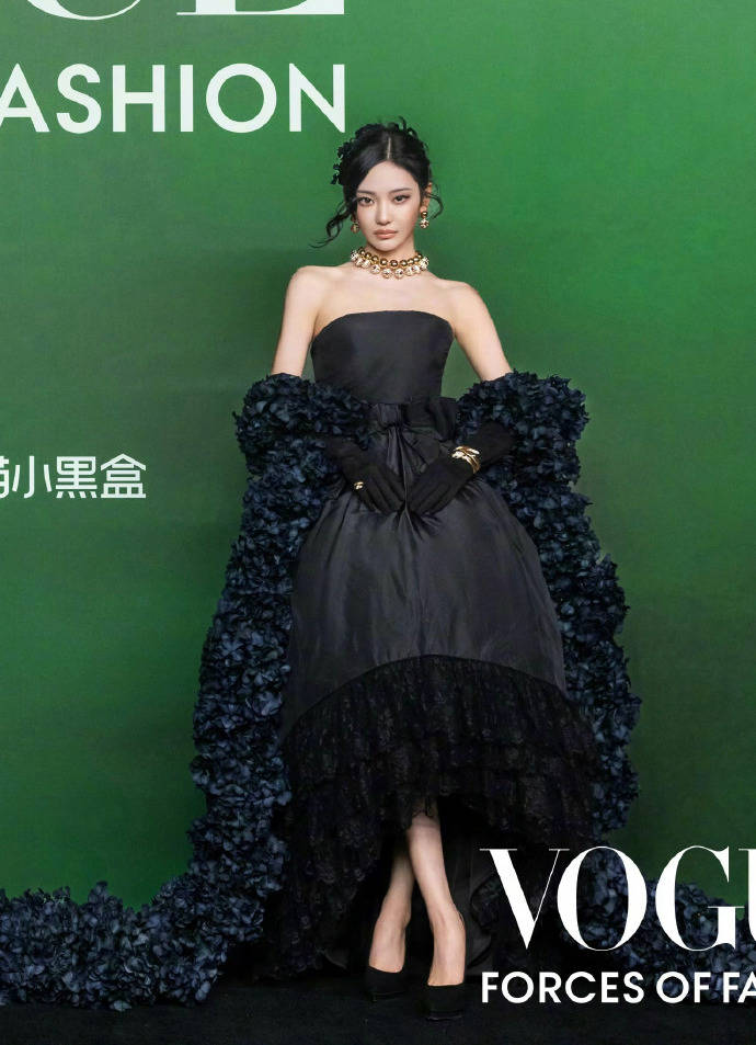 刘亦菲头顶满天星、周冬雨大胆透视装、杨幂顶级高定...VOGUE红毯谁赢了<strong></p>
<p>君正集团股票</strong>？