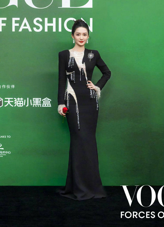 刘亦菲头顶满天星、周冬雨大胆透视装、杨幂顶级高定...VOGUE红毯谁赢了<strong></p>
<p>君正集团股票</strong>？