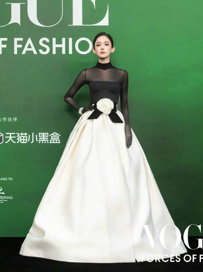 刘亦菲头顶满天星、周冬雨大胆透视装、杨幂顶级高定...VOGUE红毯谁赢了<strong></p>
<p>君正集团股票</strong>？