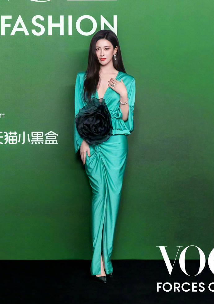 刘亦菲头顶满天星、周冬雨大胆透视装、杨幂顶级高定...VOGUE红毯谁赢了<strong></p>
<p>君正集团股票</strong>？