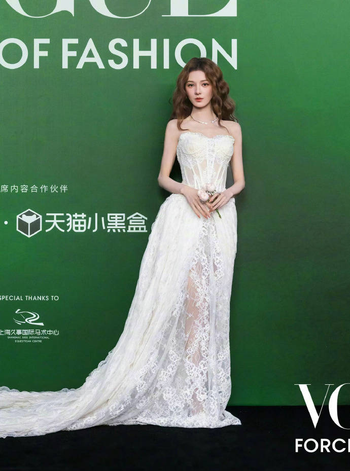 刘亦菲头顶满天星、周冬雨大胆透视装、杨幂顶级高定...VOGUE红毯谁赢了<strong></p>
<p>君正集团股票</strong>？