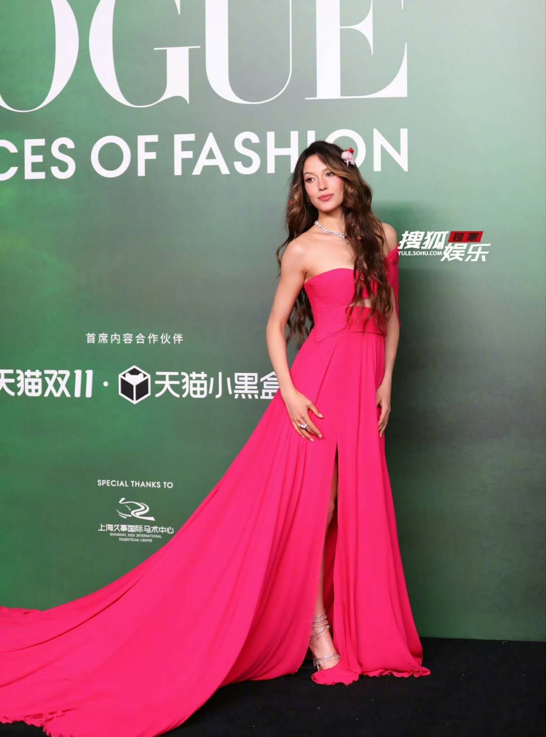 刘亦菲头顶满天星、周冬雨大胆透视装、杨幂顶级高定...VOGUE红毯谁赢了<strong></p>
<p>君正集团股票</strong>？