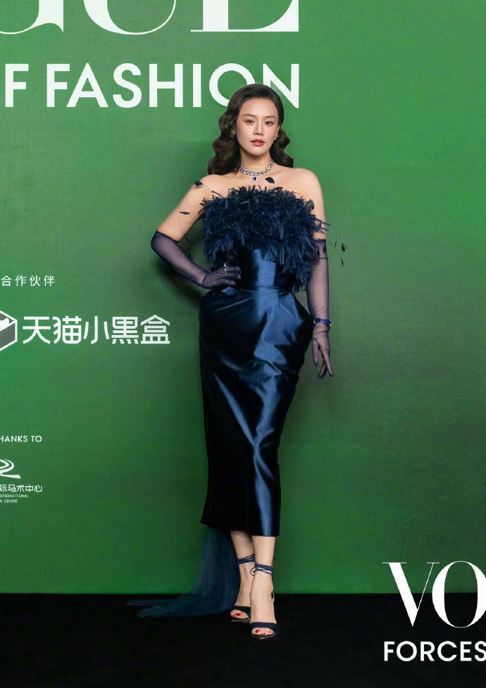 刘亦菲头顶满天星、周冬雨大胆透视装、杨幂顶级高定...VOGUE红毯谁赢了<strong></p>
<p>君正集团股票</strong>？