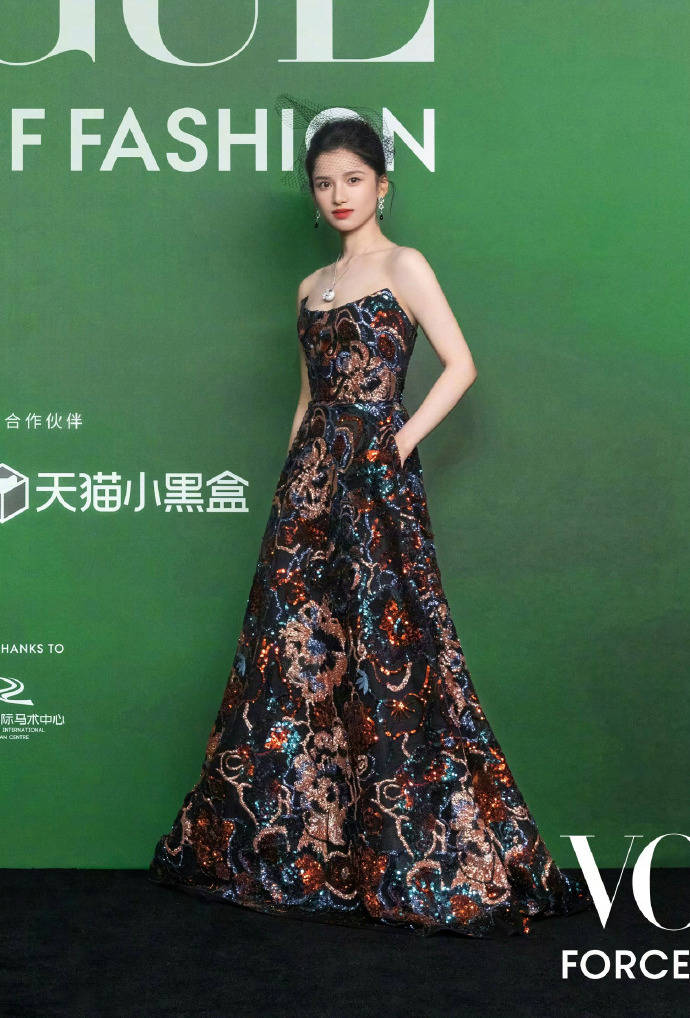 刘亦菲头顶满天星、周冬雨大胆透视装、杨幂顶级高定...VOGUE红毯谁赢了<strong></p>
<p>君正集团股票</strong>？