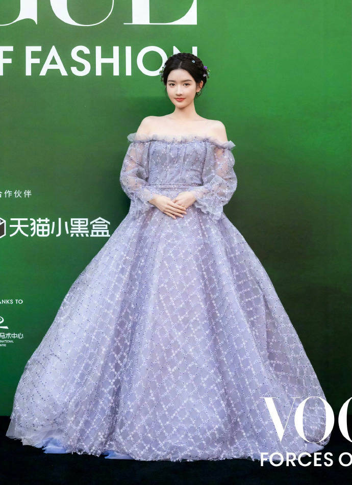 刘亦菲头顶满天星、周冬雨大胆透视装、杨幂顶级高定...VOGUE红毯谁赢了<strong></p>
<p>君正集团股票</strong>？