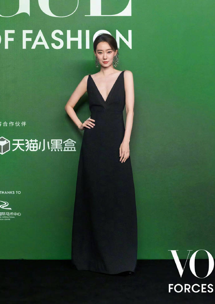 刘亦菲头顶满天星、周冬雨大胆透视装、杨幂顶级高定...VOGUE红毯谁赢了<strong></p>
<p>君正集团股票</strong>？