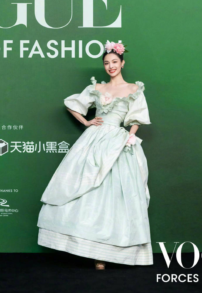 刘亦菲头顶满天星、周冬雨大胆透视装、杨幂顶级高定...VOGUE红毯谁赢了<strong></p>
<p>君正集团股票</strong>？