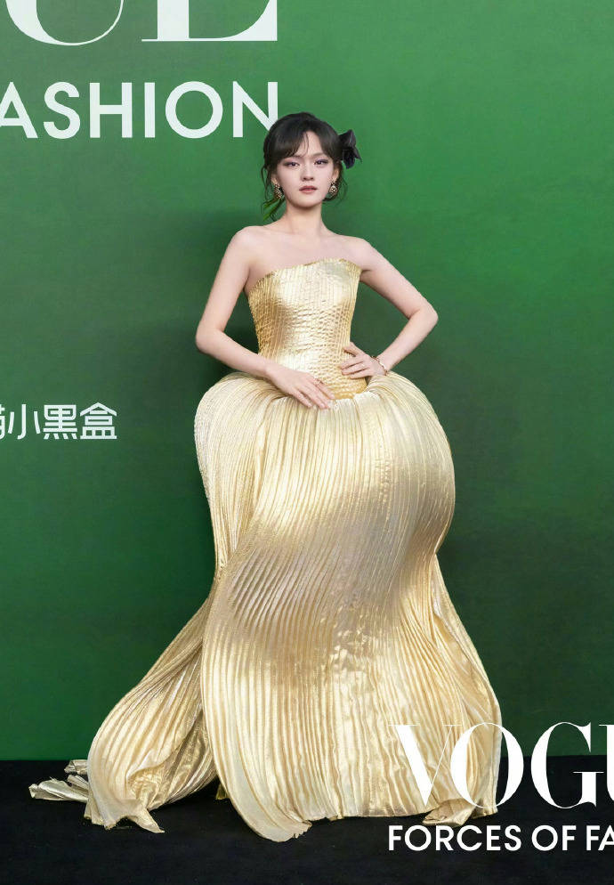 刘亦菲头顶满天星、周冬雨大胆透视装、杨幂顶级高定...VOGUE红毯谁赢了<strong></p>
<p>君正集团股票</strong>？