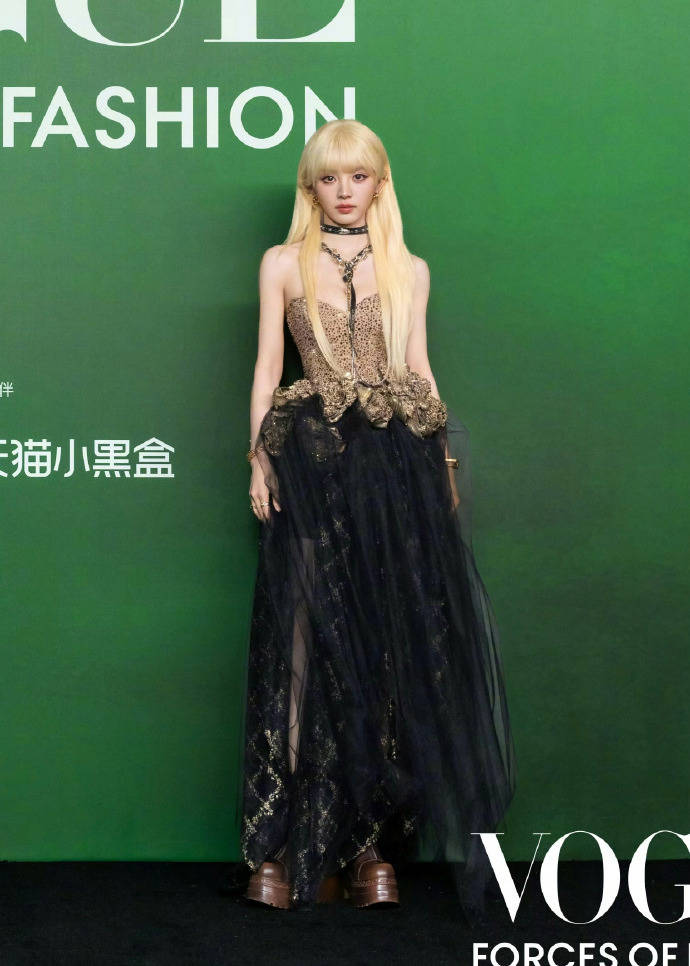 刘亦菲头顶满天星、周冬雨大胆透视装、杨幂顶级高定...VOGUE红毯谁赢了<strong></p>
<p>君正集团股票</strong>？