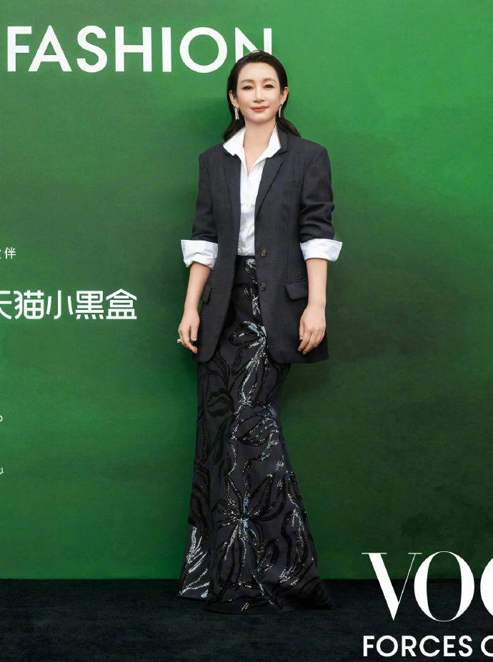 刘亦菲头顶满天星、周冬雨大胆透视装、杨幂顶级高定...VOGUE红毯谁赢了<strong></p>
<p>君正集团股票</strong>？