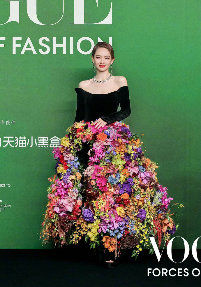 刘亦菲头顶满天星、周冬雨大胆透视装、杨幂顶级高定...VOGUE红毯谁赢了<strong></p>
<p>君正集团股票</strong>？